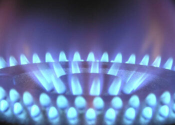 Global Gas Prices Surge Amid QatarEnergy Production Suspension Following Iran Attacks
