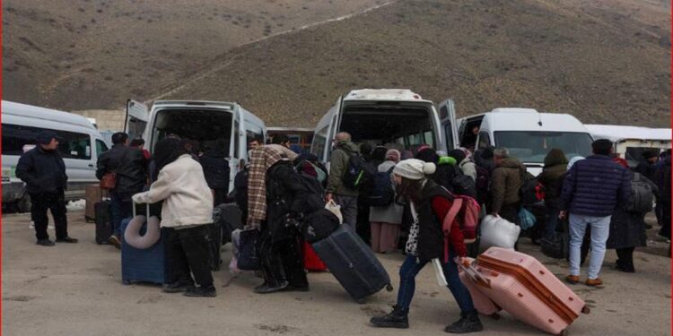 War Fears Drive Iranians Into Türkiye as Border Crossings Resume