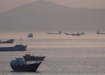 Iran Draws Red Line in Hormuz as Trump Vows U.S. Naval Rescue