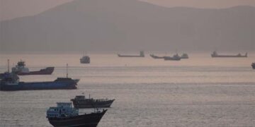 Iran Draws Red Line in Hormuz as Trump Vows U.S. Naval Rescue