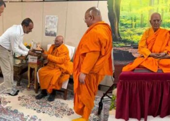 Sri Lankan Minister and Ambassador Visit Ven. Henepola Gunarathana Thero in West Virginia