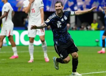 Argentina stun England with late goals to reach World Cup final