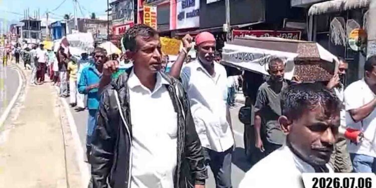 As tensions simmer over the Negombo prison crisis, Wilgamuwa farmers also take to the streets – Matale heats up! Farmers Surround Divisional Secretariat Demanding a Guaranteed Price for Paddy! VIDEO | Sri Lanka Latest News