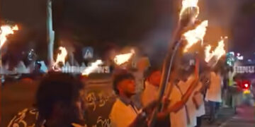 Torch-Wielding Medical Students Storm Karapitiya! Video I Sri Lanka Latest News